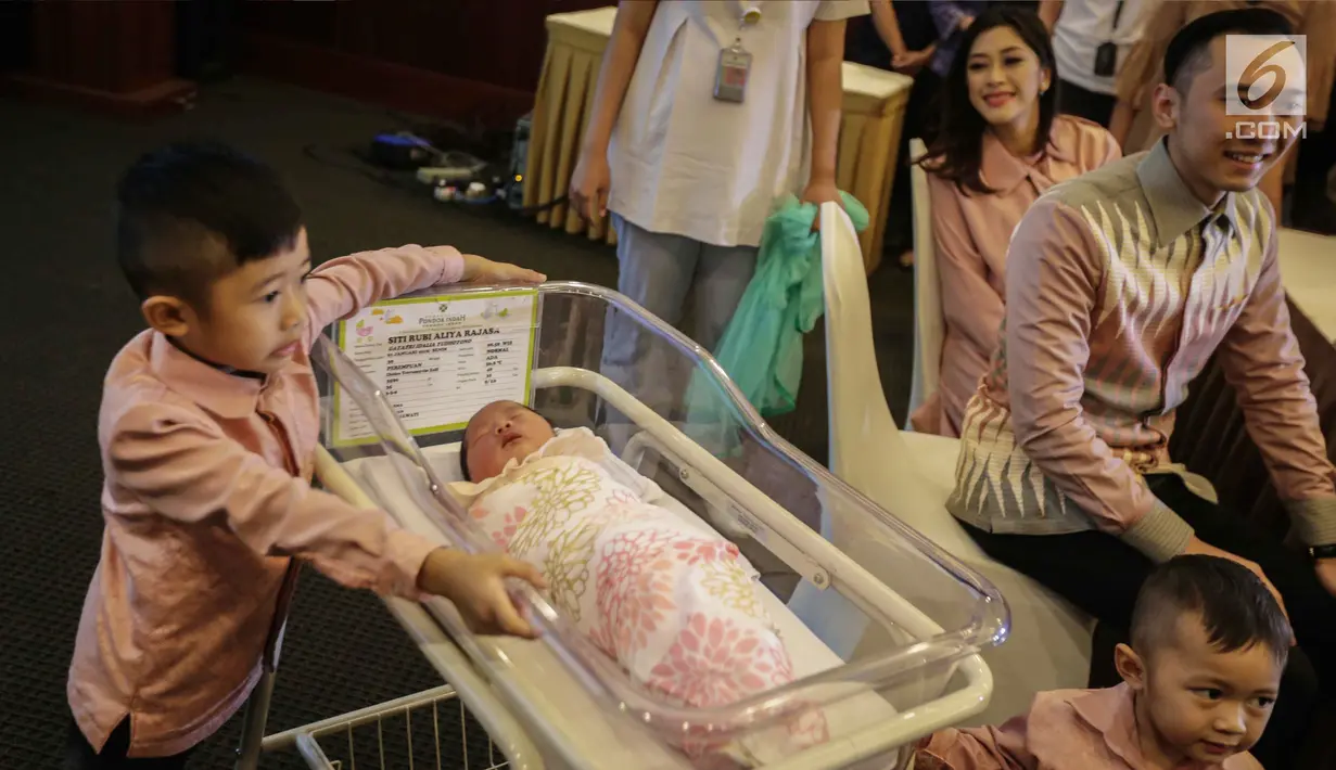 Putri semata wayang sekaligus anak ketiga Ibas Yudhoyono-Aliya Rajasa, Gayatri Idalia Yudhoyono dihadirkan saat jumpa pers di RS Pondok Indah, Jakarta, Selasa (2/1). (Liputan6.com/Faizal Fanani)