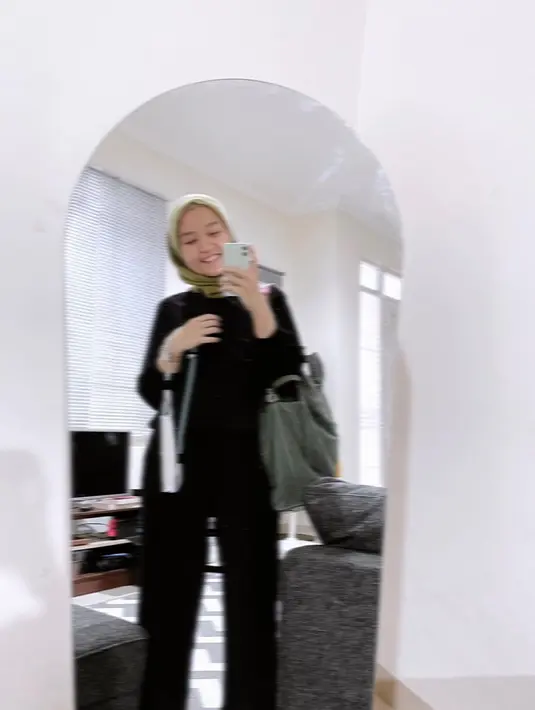 Pamer senyum kelihatan gigi, Alca Octavianti semakin terlihat manis. Meski foto yang diunggahnya blur dan wajahnya tidak terlihat begitu jelas, anak kedua dari dua bersaudara ini tetap dipuji cantik oleh warganet. (Liputan6.com/IG/@alcaoctvn)