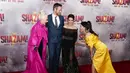 Helen Mirren, Zachary Levi, Rachel Zegler dan Lucy Liu berpose untuk fotografer setibanya di pemutaran perdana film 'Shazam! Fury of the Gods' di London, Selasa (7/3/2023). (Photo by Alberto Pezzali/Invision/AP)