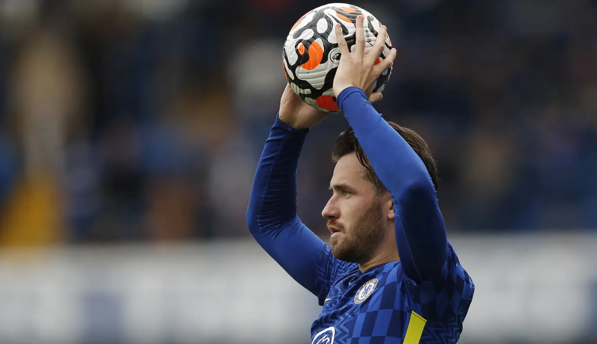 Ben Chilwell. Bek kiri Inggris berusia 25 tahun yang telah dua musim berseragam Chelsea ini menjadi bek termahal The Blues hingga saat ini. Ia didatangkan dari Leicester City pada awal musim 2020/2021 dengan nilai transfer mencapai 50,2 juta euro atau kini setara Rp759 miliar. Hingga kini ia telah tampil dalam 55 laga di semua ajang bersama Chelsea dengan torehan 7 gol dan 8 assist. (AFP/Adrian Dennis)