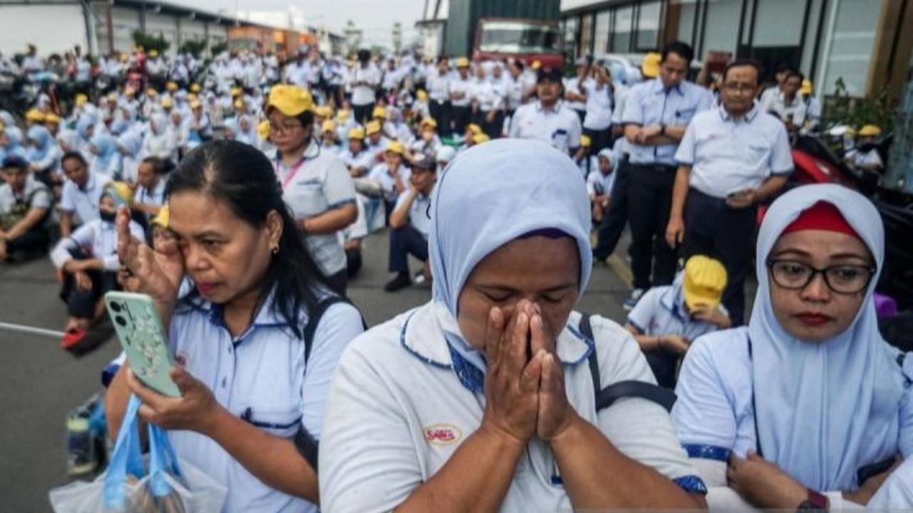VIDEO: Diwarnai Tangis & Pelukan, Begini Momen Haru Perpisahan Ribuan Karyawan dengan Bos Sritex