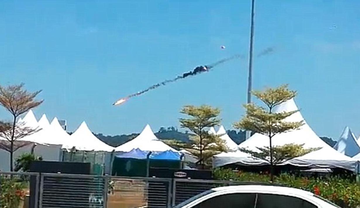 Para pilot terlihat menyelamatkan diri dengan dengan parasut usai dua pesawat Wong Bee KT-1B milik TNI AU bertabrakan jelang pameran Dirgantara Langkawi, Malaysia, Minggu (14/3/2015). (Dailymail)