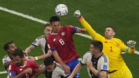 Kiper Jerman Manuel Neuer berusaha menghalau bola bola saat bertanding melawan Kosta Rika pada pertandingan grup E Piala Dunia 2022 Qatar di Stadion Al Bayt di Al Khor, Qatar, Jumat (2/12/2022). Tim asuhan Hansi Flick ini kalah selisih gol dari Spanyol yang kalah 1-2 dari Jepang. (AP Photo/Ariel Schalit)