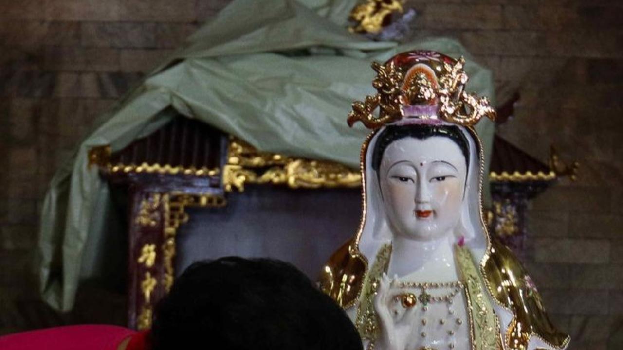 FOTO: H-8 Jelang Imlek 2024, Warga Keturunan Tionghoa Jalani Ritual Memandikan Patung-Patung Dewa di Wihara