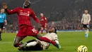 Penyerang Liverpool, Sadio Mane berebut bola dengan pemain Manchester United (MU), Aaron Wan-Bissaka pada lanjutan pertandingan Liga Inggris di Anfield, Minggu (19/1/2020). Menghadapi tamunya MU di Anfield, Liverpool menang dengan skor 2-0. (AP/Jon Super)