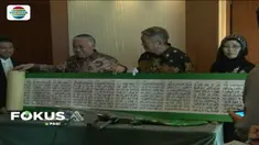 Din Syamsuddin terima gulungan Mushaf Alquran raksasa sepanjang 17 meter pemberian seorang penganut Konghucu, warga negara Malaysia.