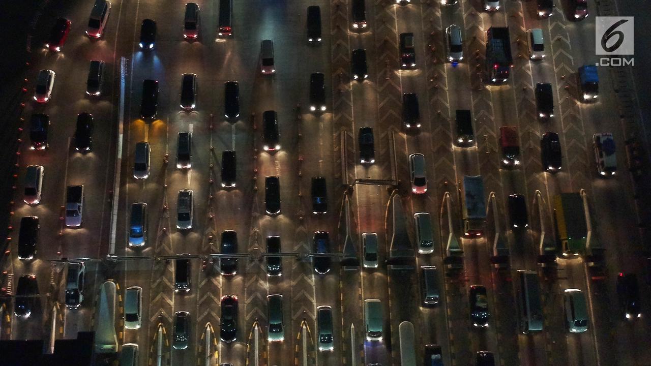 Kepadatan Kendaraan di Gerbang Tol Cikarang Utama