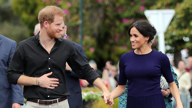 Gaya Interaksi Pangeran Harry dan Meghan Markle pada Anak Kecil