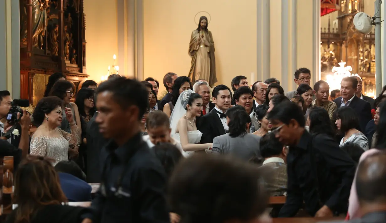 "Kita tepatnya 16 November ketemu. Hari ini juga karena bertepatan ulang tahun Papa. Jadian kita tanggal 25 November, ulang tahun Harvey pun di tanggal 30 November," terang Sandra. (Nurwahyunan/Bintang.com)