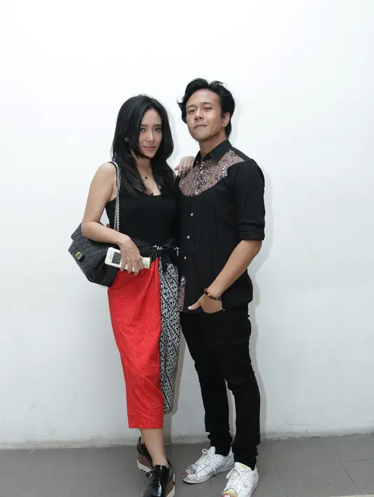 "Asal enggak ganggu macam-macam kita tetap boleh berkarya. Sebagai istri, aku tahu tugas aku apa. Kalau dia libur, ya aku libur juga kita liburan bareng. Kita enggak melupakan kodrat sebagai perempuan," jelas Dea. (Andy Masela/Bintang.com)