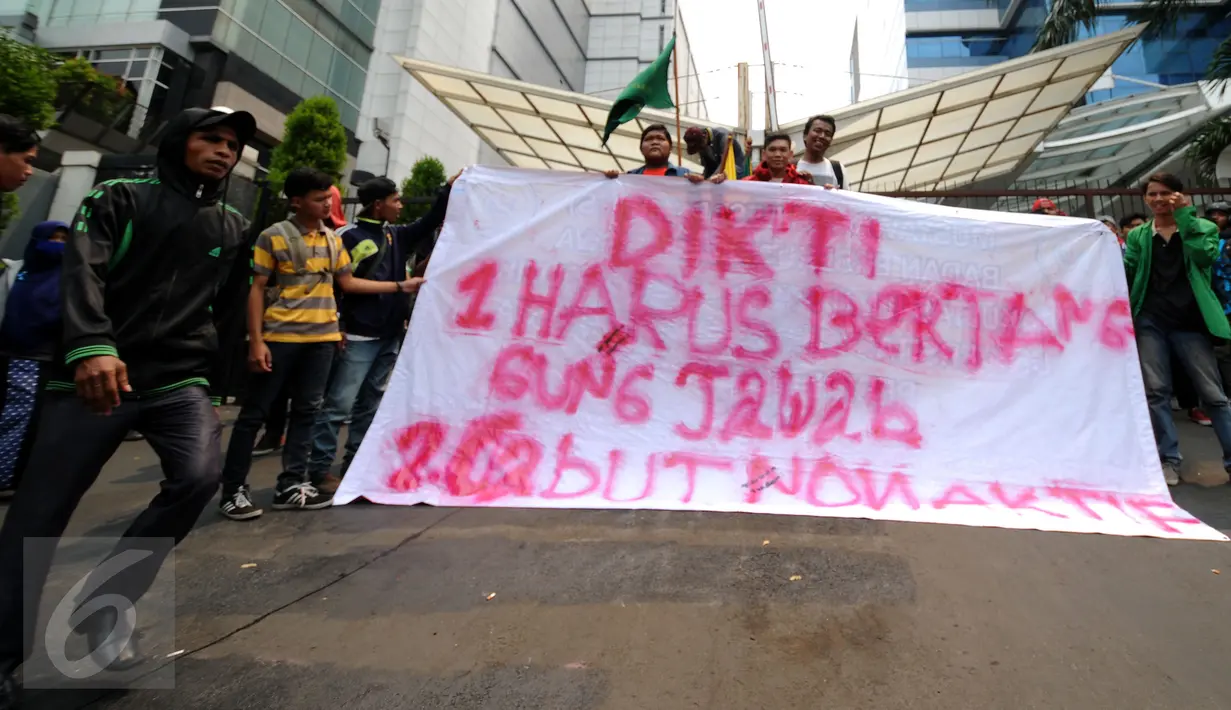 Perwakilan mahasiswa Universitas Ibnu Chaldun membentangkan tuntutan saat aksi di depan Gedung Dirjen Dikti, Jakarta Rabu (7/10/2015). Mahasiswa Universitas Ibnu Chaldun meminta pencabutan pembekuan kampus mereka. (Liputan6.com/Helmi Fithriansyah)