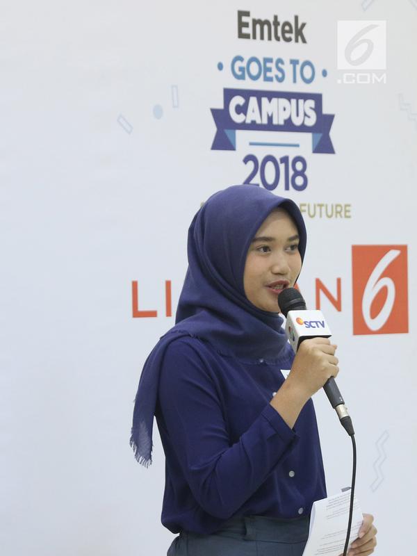 Peserta mengikuti kompetisi News Presenter dalam rangkaian EGTC 2018 di UGM, Yogyakarta, Selasa (16/10). Selain kompetisi news presenter, EGTC 2018 menghadirkan kompetisi inspiring sharing dan entertainment talk. (Liputan6.com/Herman Zakharia)