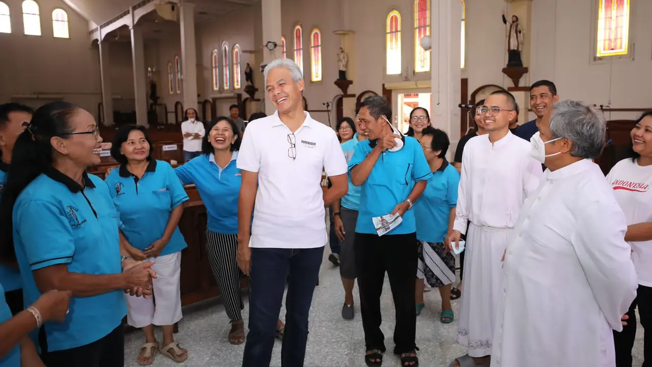 Gubernur Jawa Tengah (Jateng) Ganjar Pranowo mengecek persiapan misa paskah di Gereja Santo Antonius Purbayan, Jalan Arifin No 1 Kampung Batu, Kecamatan Pasar Kliwon, Kota Solo, Jateng, Sabtu (8/4/2023) (Istimewa)
