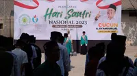 Ratusan santri melaksanakan upacara pada peringatan Hari Santri Nasional (HSN) tahun 2023. Mereka mengenakan pakaian ciri khas santri yaitu bersarung bagi santriwan, lengkap dengan peci dan surban, sebagai ciri khas santri. Tak terkecuali, di Pondok Pesantren Sa'adatuddaroin Solokanjeruk yang didirikan Ketua Fraksi PKB DPR RI Cucun Ahmad Syamsurijal (Istimewa)