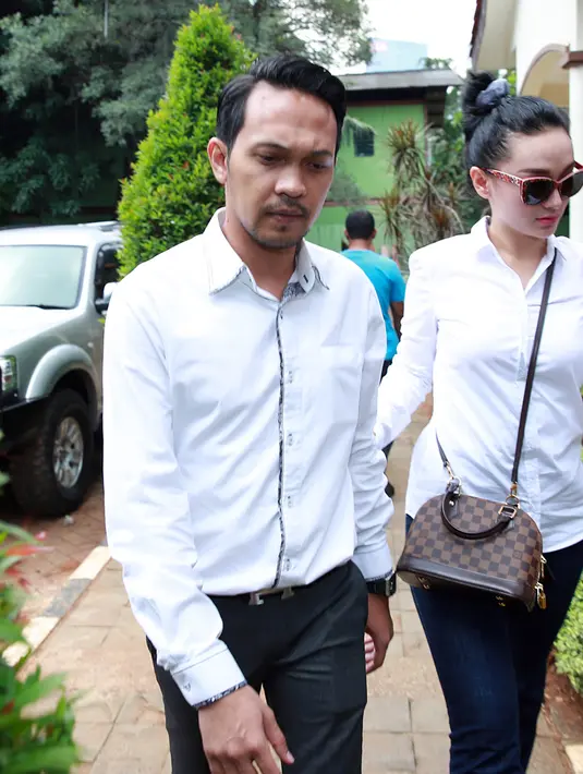 Zaskia Gotik dan Arief Fitriansah, tiba sekitar pukul 12 siang. Dengan baju senada warna putih dan bawahan warna gelap. (Deki Prayoga/Bintang.com)