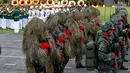 Tentara penembak jitu mengenakan pakaian kamuflase berbaris mengikuti upacara di kamp militer, Manila, Filipina (7/12). Kamuflase adalah suatu metode penyamaran yang sulit dibedakan dari lingkungan sekitarnya. (Reuters/Erik De Castro)