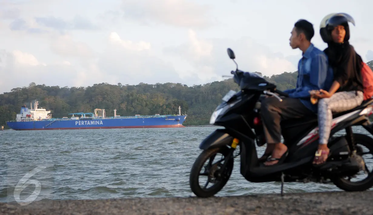 Muda-mudi menikmati waktu senja saat matahari terbenam di Pantai Teluk Penyu Kabupaten Cilacap, Jawa Tengah,Jumat (29/7). Pantai Teluk Penyu merupakan salah satu tempat wisata andalan Kabupaten Cilacap, Jawa Tengah. (Liputan6.com/Helmi Afandi)
