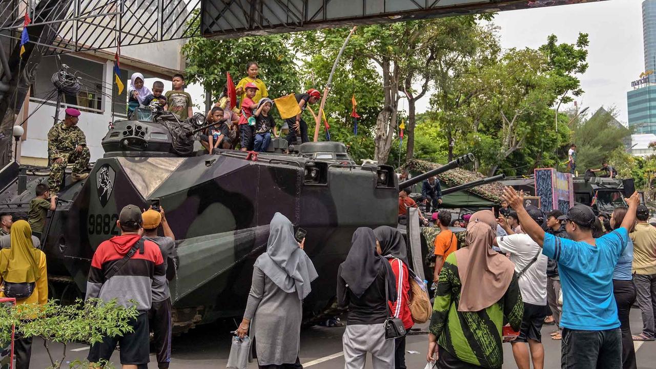 FOTO: Kendaraan Tempur Diserbu Warga, HUT ke-80 Marinir RI Meriah di Surabaya
