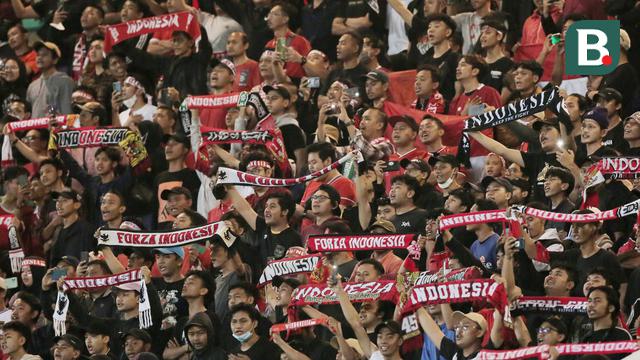 Foto: Berbanding Terbalik dengan GBLA, Stadion Pakansari Justru Menggema dan Padat Suporter Timnas Indonesia