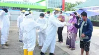 Proses penjemputan sejumlah pasien Covid-19 yang sembuh di Puskesmas Sulugatta Mamuju Tengah (Liputan6.com/Abdul Rajab Umar)