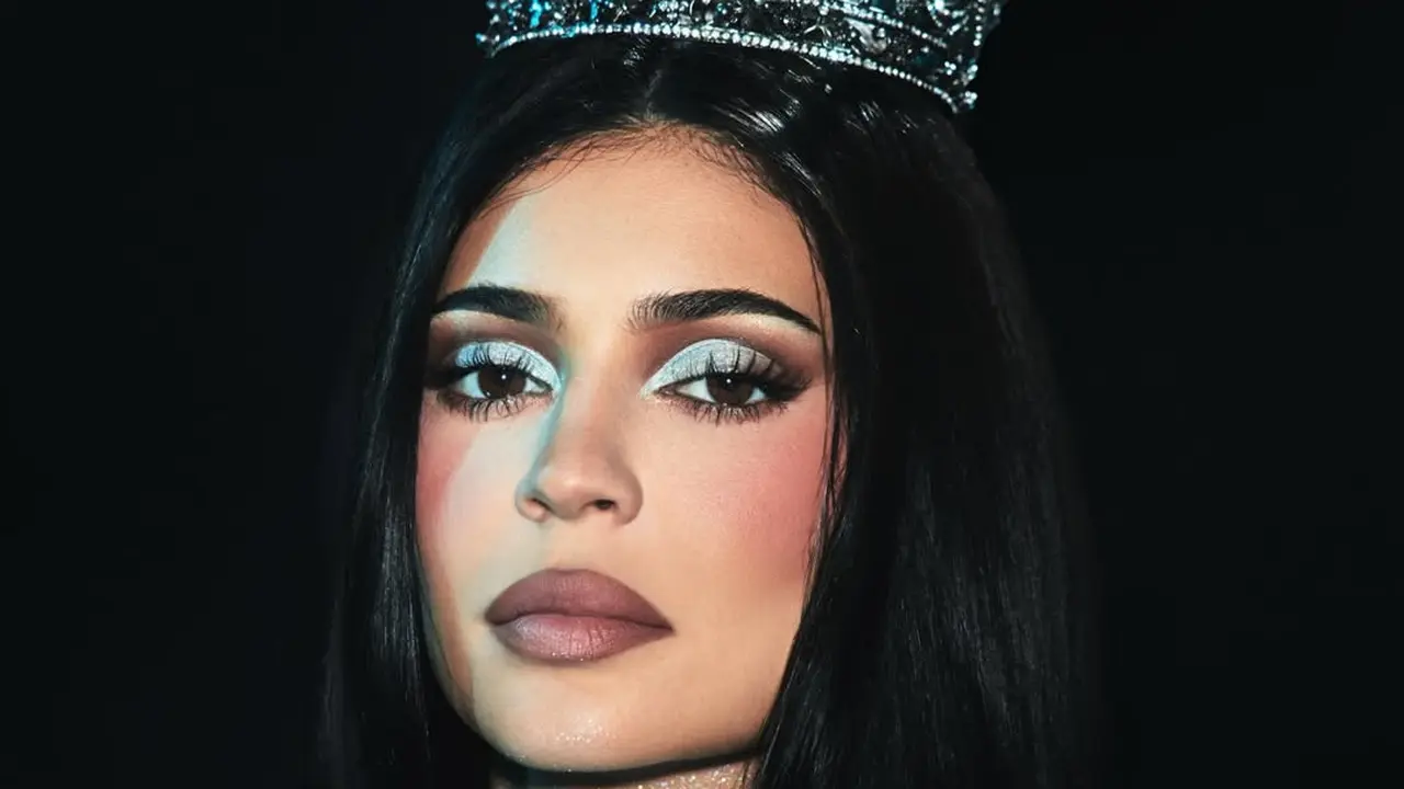 King Kylie is Back, Kylie Jenner Tampil Fearless Glam dengan Mahkota Rancangan Desainer Indonesia