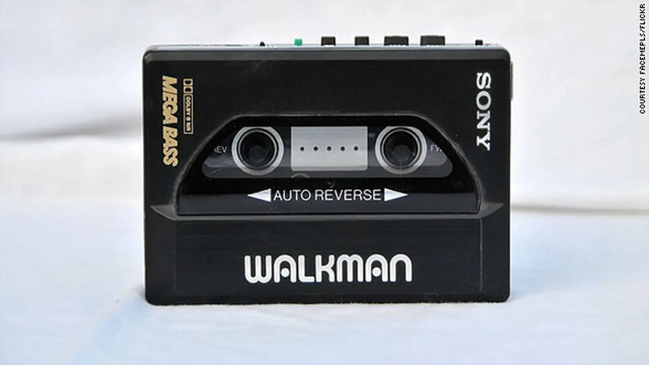 Ekspresi Tak Terduga Anak Jaman Sekarang Saat Lihat Walkman 