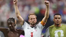Pemain Inggris Eberechi Eze (kiri), Harry Kane (tengah), dan Morgan Rogers memberikan aplaus kepada para suporter setelah membawa timnya meraih kemenangan 2-1 atas Republik Demokratik Kongo pada laga 32 besar Piala Dunia 2026 di Stadion Atlanta, Atlanta, Georgia, Kamis (2/7/2026) dini hari WIB.  (Richard Pelham/Getty Images/AFP)