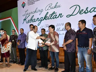 Menteri Desa, PDT dan Transmigrasi, Marwan Jafar (kemeja putih) bersalaman saat acara Launching Buku Kebangkitan Desa di Jakarta, (25/2). Buku yang memiliki tebal 500 halaman ini merupakan potret dari Kementerian Desa PDT dan Transmigrasi. (Wening)