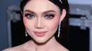 Tampil bak boneka hidup, lihat potret close up Rina Nose ini. Makeup bold bernuansa merah muda yang lembut, Rina Nose tampil luar biasa cantik, menonjolkan area matanya menjadi lebih tajam. [Foto: Instagram/rinanose16]