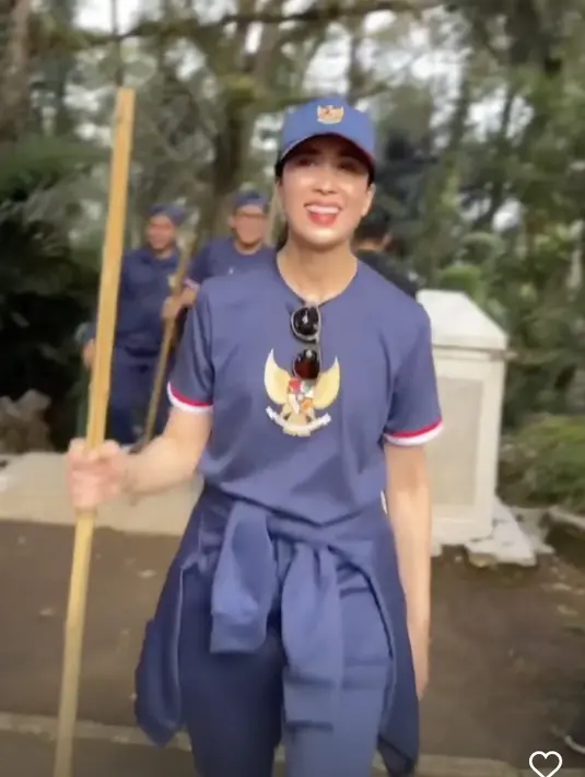 Widi juga melengkapi gayanya dengan kacamata hitam. [Foto: Instagram/ Widi Wardhana]