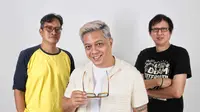 Modulus, band pop jazz era 1980 yang sempat bubar pada akhir 1990-an dan kini bangkit lagi dengan Stanley Sagala (vokal)--tengah, Daniel Sigarlaki (gitar)--kanan, dan Odi Auditya (drum)---kiri. Sesi pemotretan di Gedung KLY, Jakarta, pada Senin (19/5/2025). (Foto: Angga Yuniar)