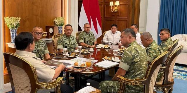 Seskab Teddy: TNI AD Selesaikan Pembangunan 300Jembatan Gantung dan Renovasi Sekolah