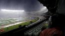 Suasana Stadion Monumental, Buenos Aires, Argentina, ditengah hujan deras yang membuat laga Kualifikasi Piala Dunia 2018 antara Argentina melawan Brasil ditunda karena lapangan banjir. Jumat (13/11/2015) WIB. (Reuters/Marcos Brindicci)
