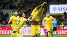 Pemain AC Milan, Matteo Gabbia, berusaha mencegah Rafael Leao melakukan selebrasi buka baju setelah mencetak gol ke gawang Fiorentina pada laga Liga Italia di Stadion San Siro. (AP Photo/Luca Bruno)