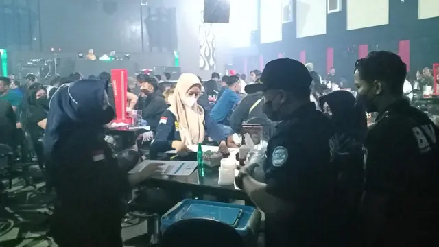Petugas BNN Tuban memeriksa pengunjung tempat hiburan malam. (Istimewa)