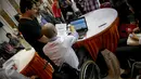 Ketua KPU Husni Kamil Manik (baju hitam) berdiskusi dengan peserta Apps Challange Code for Vote 4.0 di Kantor KPU, Jakarta, Minggu (8/11). Menyambut Pilkada Serentak 9 Desember 2015, KPU dan Perludem menggelar kompetisi (Liputan6.com/Faizal Fanani)