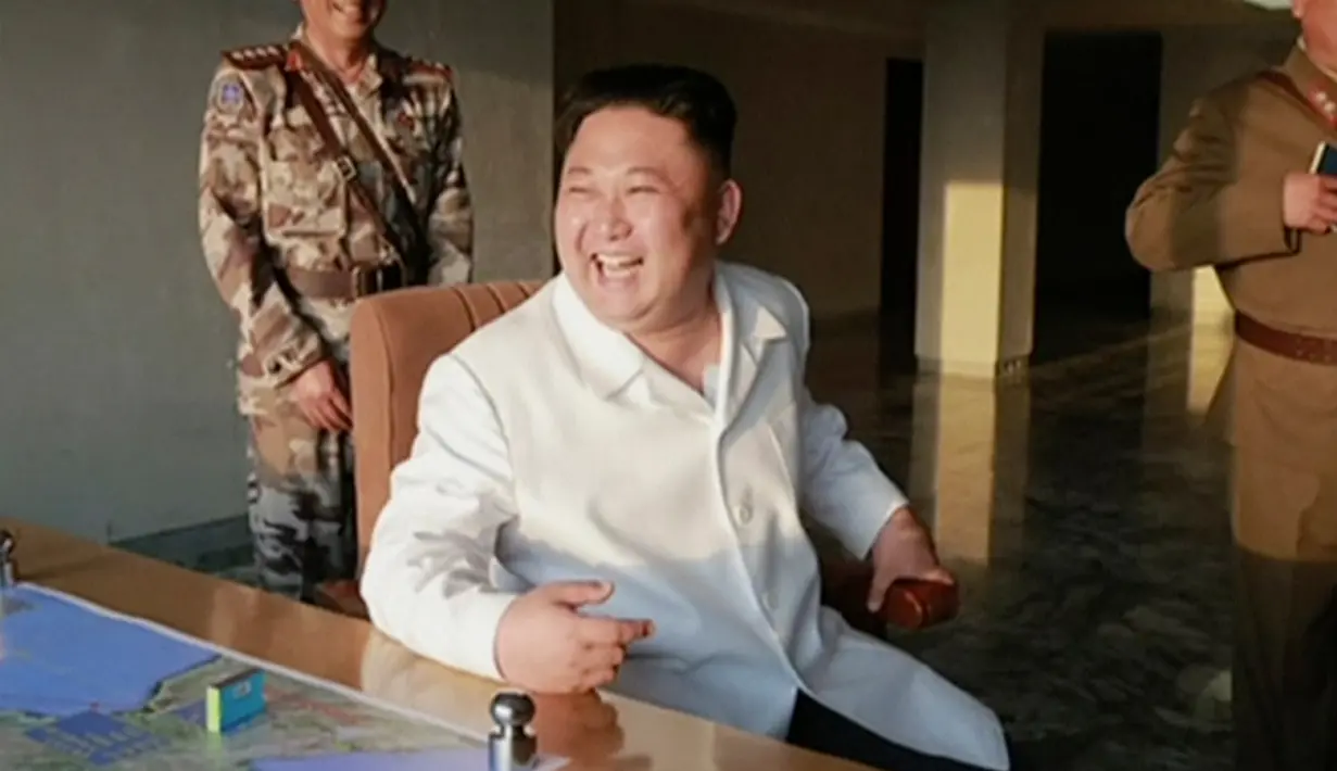 Kim Jong-un saat melihat uji coba peluncuran rudal balistik di Korea Utara, Selasa (30/5). Korea Utara terus melakukan peluncuran ujicoba rudal balistik di tengah ketegangan dengan Korea Selatan. (AP Photo/KCNA)