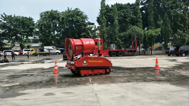 Robot Pemadam Kebakaran seharga Rp 8 Miliar milik Pemprov DKI tengah memperagakan aksi pemadaman. (Liputan6.com/Ika Defiati)