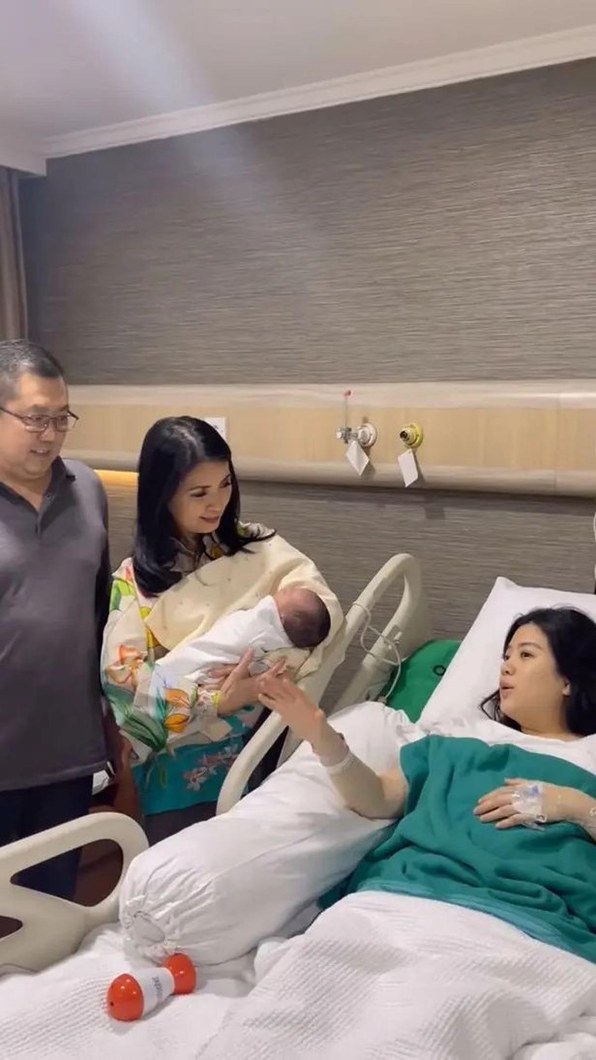 Potret Liliana Gendong Sang Cucu