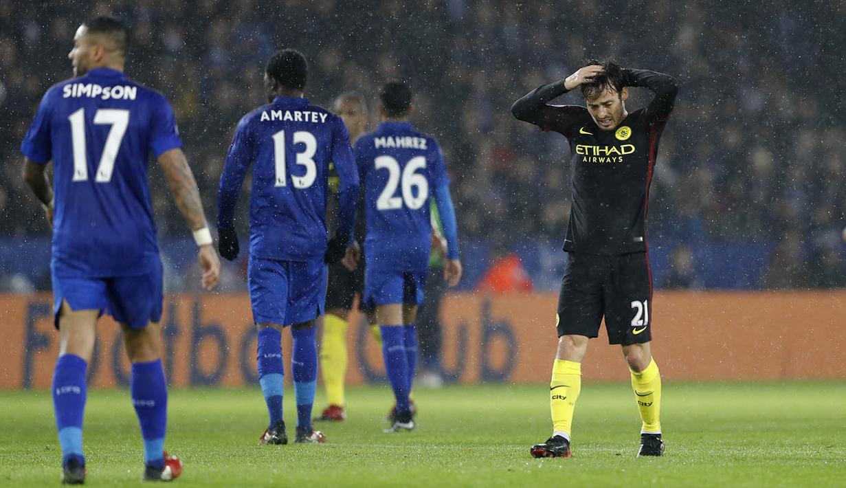 Gelandang Manchester City, David Silva, tampak kecewa usai takluk dari Leicester. Kekalahan ini membuat posisi City melorot ke posisi emapt klasemen Premier League. (Reuters/Carl Recine)
