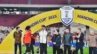 Menteri Pemuda dan Olahraga Republik Indonesia (Menpora RI), Dito Ariotedjo ikut dalam prosesi podium ajang Piala AFF U-23 2025. (Menpora RI)