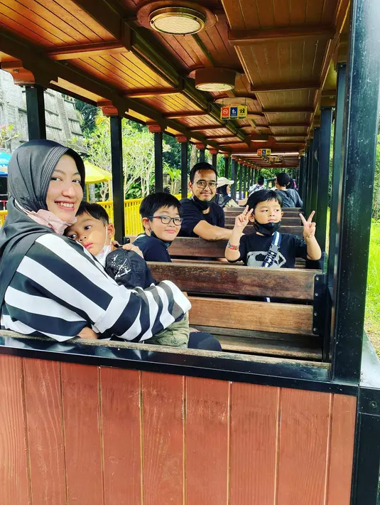 <p>Setelah meninggalkan dunia hiburan, kini Maissy fokus dengan keluarganya. Ia tampak menikmati perannya sebagai seorang ibu dan istri. [Foto: instagram/pramaisshelarinda]</p>