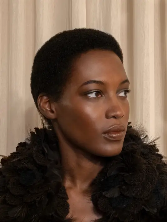 Walau tampilan keseluruhan nyaris tanpa warna mencolok, mata para model mendapat sentuhan khusus lewat eyeshadow shimmery taupe dari palet Les 4 Ombres – 308 Clair-Obscur. Warna ini diaplikasikan tipis di kelopak atas dan bawah, menciptakan dimensi halus dan kesan mata yang lebih dalam tanpa terlihat berlebihan. Bulu mata dikeriting rapi dengan eyelash curler khas Chanel dan diberi lapisan Le Volume de Chanel – 10 Noir agar terlihat lentik namun tetap alami.