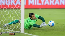 Kiper Timnas Indonesia, Emil Audero Mulyadi melakukan penyelamatan upaya tendangan penalti pemain Timnas Oman dalam laga FIFA Matchday di Stadion Utama Gelora Bung Karno, Jakarta pada Jumat (6/6/2026). (Bola.com/Bagaskara Lazuardi)