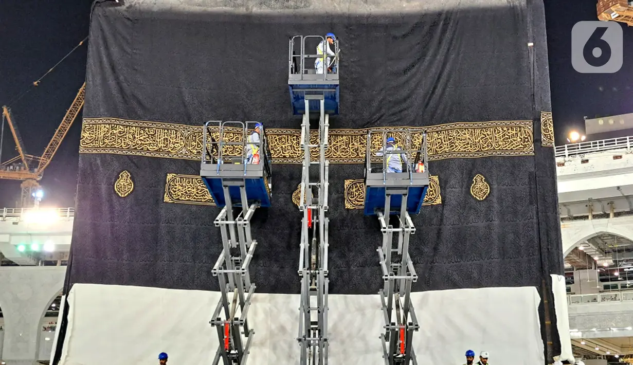 Momen penggantian kain penutup Ka'bah ini menyita perhatian para jemaah haji dari seluruh dunia, termasuk Indonesia. (FOTO:MCH PPIH ARAB SAUDI 2023)