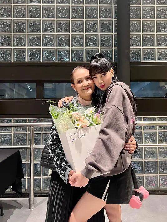 Atau pose gemas yang satu ini. Kembali berpelukan dengan Lisa, Chitthip Bruschweiler tampak mengenakan turtleneck cokelat yang dilapisinya dengan jaket hitam, dan long pleated skirt hitam yang serasi. Mana kebersamaan Chitthip Bruschweiler dan Lisa BLACKPINK yang jadi favoritmu? Foto: Instagram.