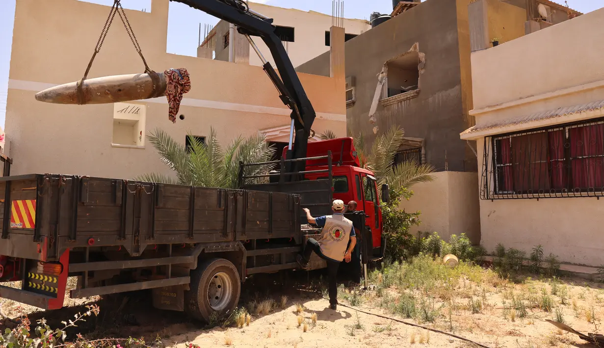 Pakar peledak Hamas dibantu dengan kendaraan saat mengeluarkan rudal Israel yang tidak meledak dari sebuah rumah di Khan Yunis, Jalur Gaza selatan (20/5/2021). (AFP/Said Khatib)