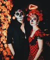 Bunga Citra Lestari (BCL) dan sang suami, Tiko Aryawardhana, memukau dengan penampilan mereka yang elegan dan autentik saat merayakan Halloween dengan tema Dia de los Muertos, sebuah tradisi budaya dari Meksiko.  [@itsmebcl].