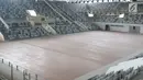 Suasana proyek renovasi arena Hall Basket di kompleks Gelora Bung Karno, Jakarta, Kamis (23/11). Renovasi yang akan digunakan pada ajang Asian Games XVIII itu diperkirakan pada Februari 2018 dapat digunakan untuk "test event". (Liputan6.com/Angga Yuniar)