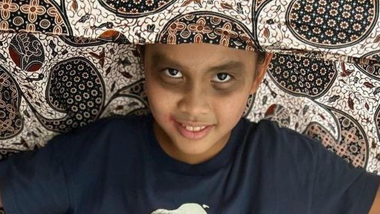 Kama kerap mendandani wajahnya. Potret Kama tampak begitu lucu dan menggemaskan. Zaskia Adya Mecca kerap ikut gemas melihat ekspresi anak bungsunya tersebut.